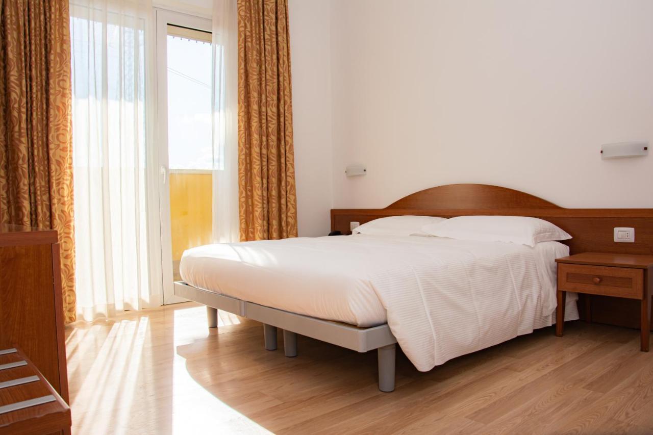 Hotel Nuova Barcaccia Peschiera del Garda Esterno foto