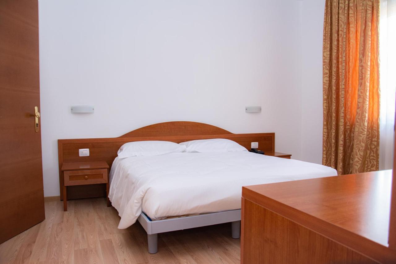 Hotel Nuova Barcaccia Peschiera del Garda Esterno foto