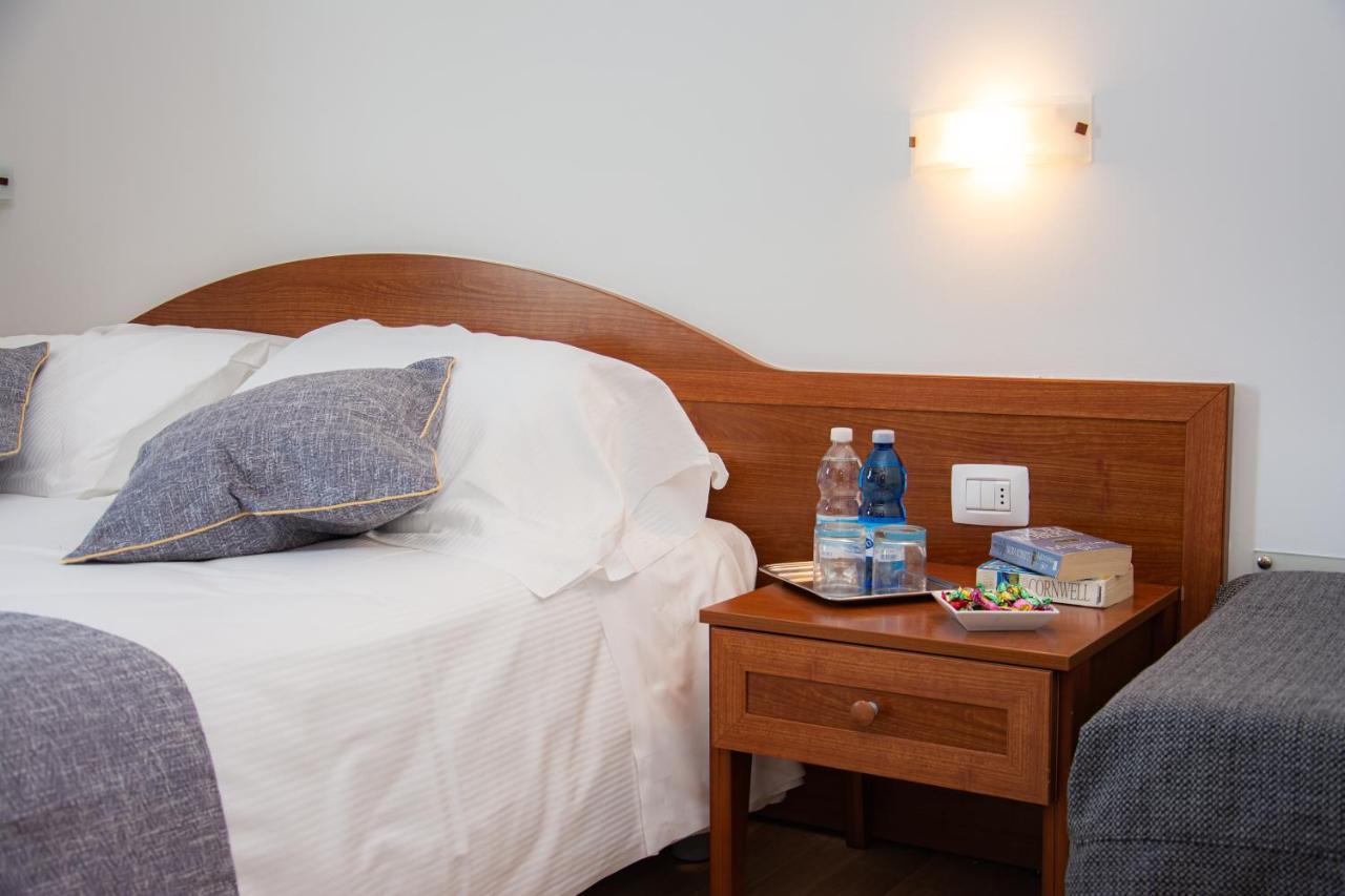 Hotel Nuova Barcaccia Peschiera del Garda Esterno foto