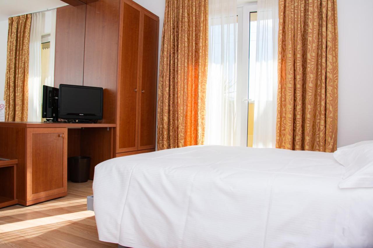 Hotel Nuova Barcaccia Peschiera del Garda Esterno foto