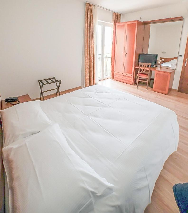 Hotel Nuova Barcaccia Peschiera del Garda Esterno foto
