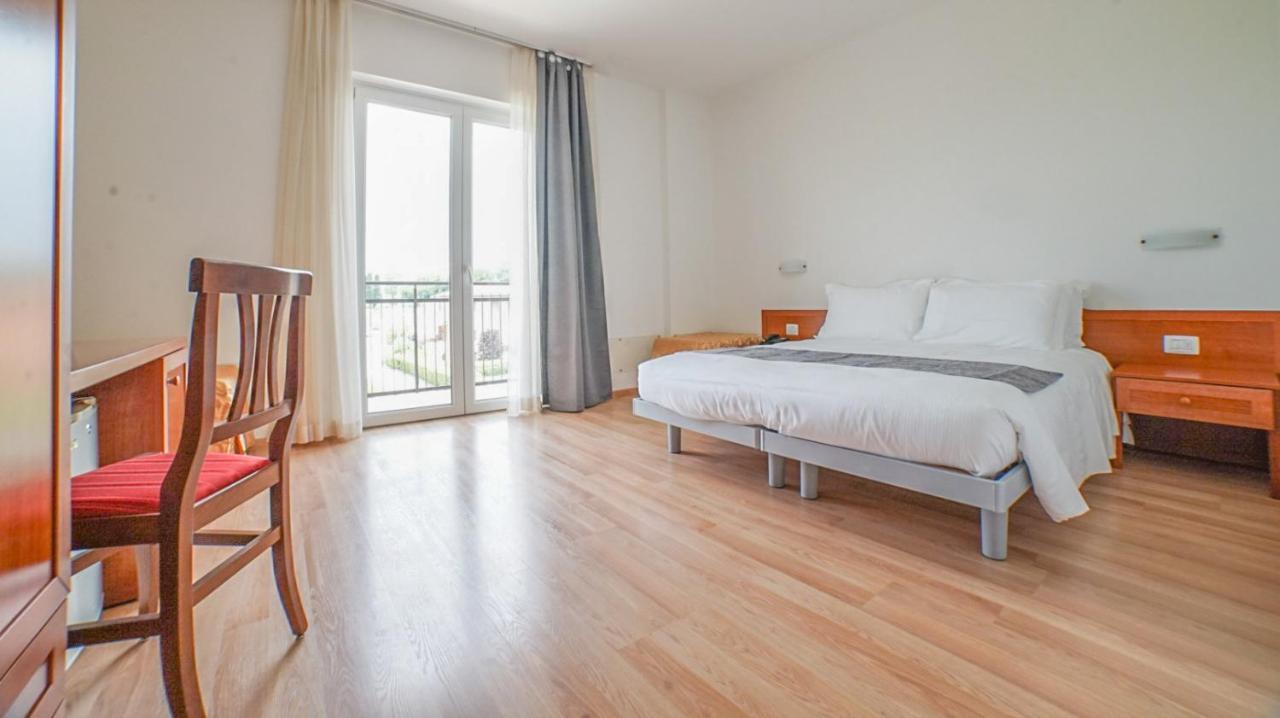 Hotel Nuova Barcaccia Peschiera del Garda Esterno foto