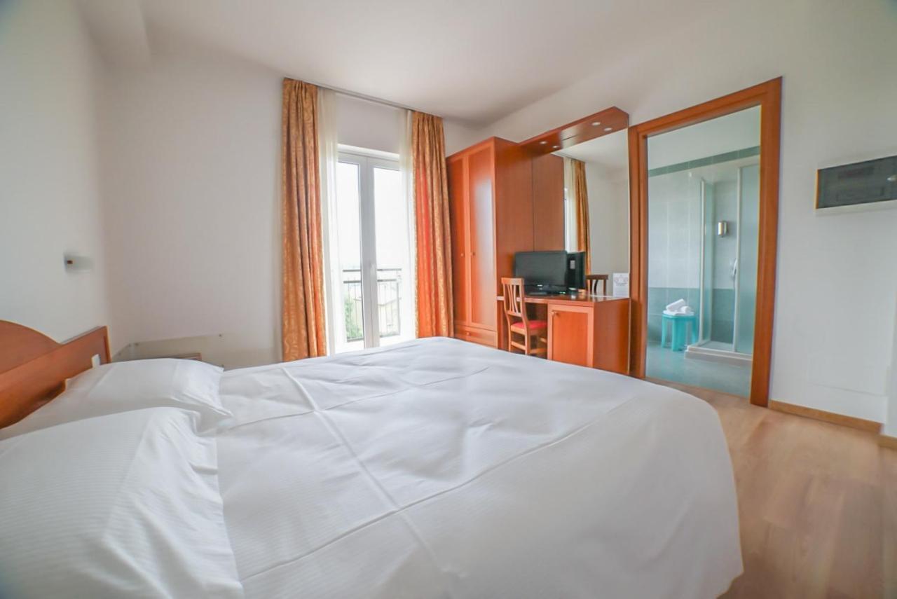 Hotel Nuova Barcaccia Peschiera del Garda Esterno foto