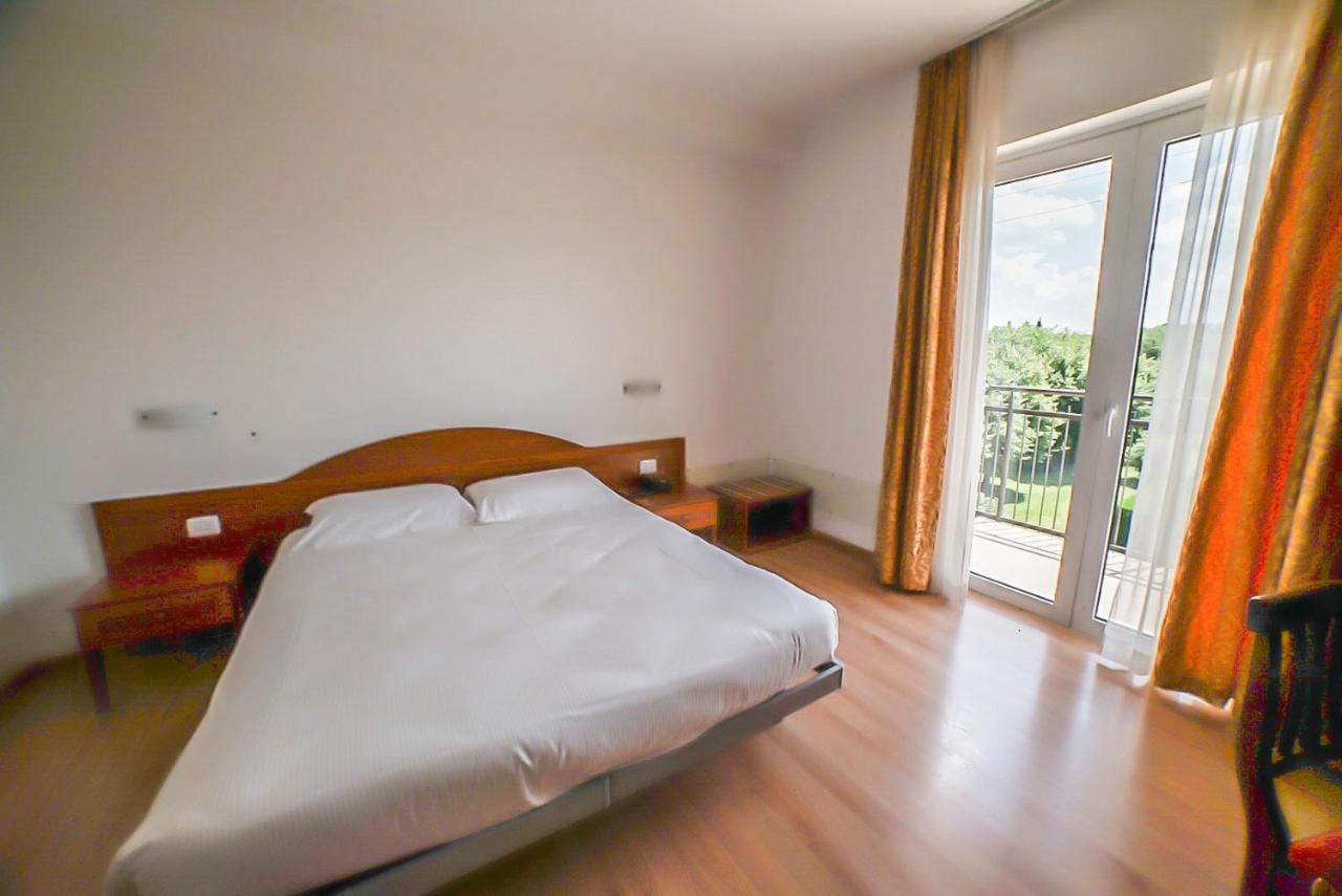 Hotel Nuova Barcaccia Peschiera del Garda Esterno foto
