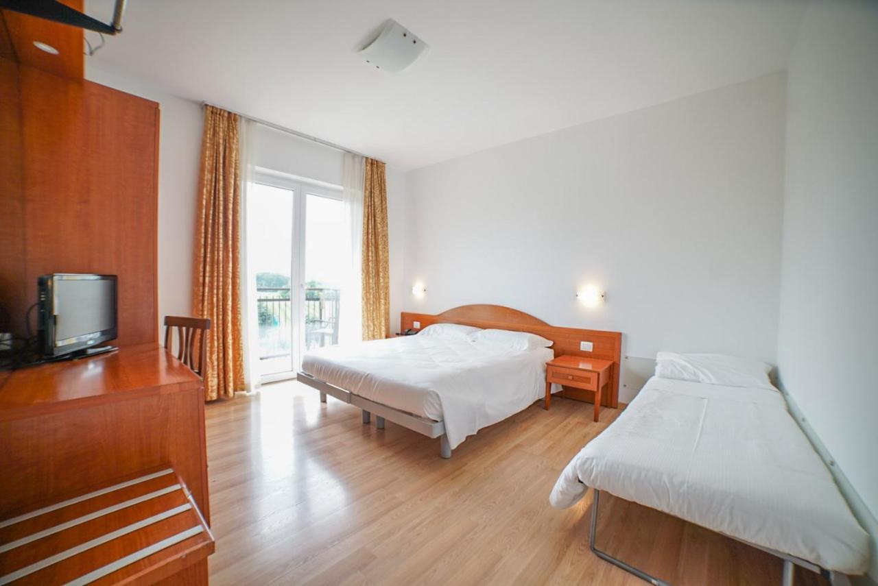 Hotel Nuova Barcaccia Peschiera del Garda Esterno foto