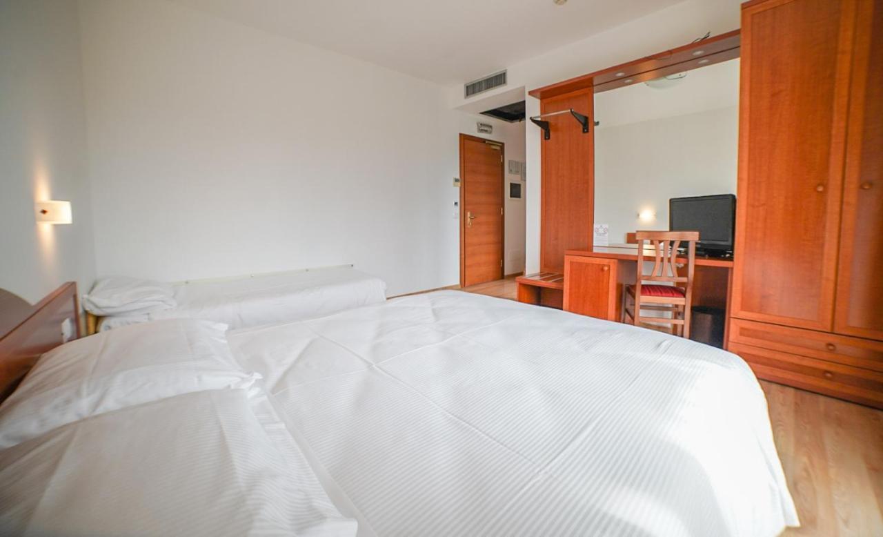 Hotel Nuova Barcaccia Peschiera del Garda Esterno foto